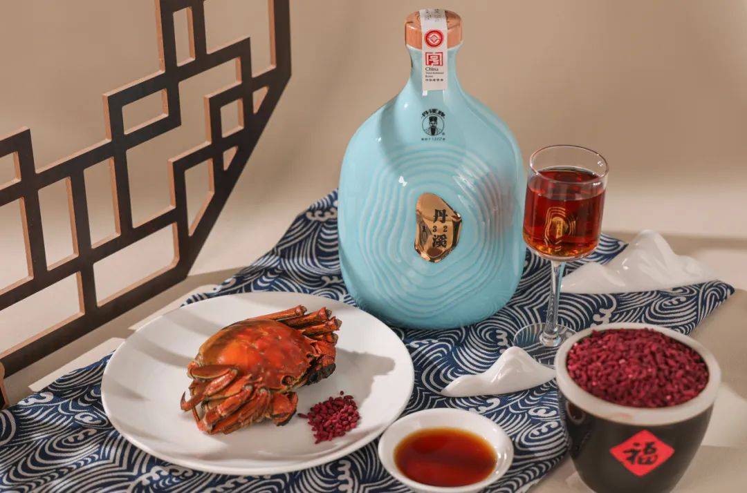 冰镇后的丹溪红曲酒,不仅有醇厚的口感,且余味悠长,对于喜食海鲜却又