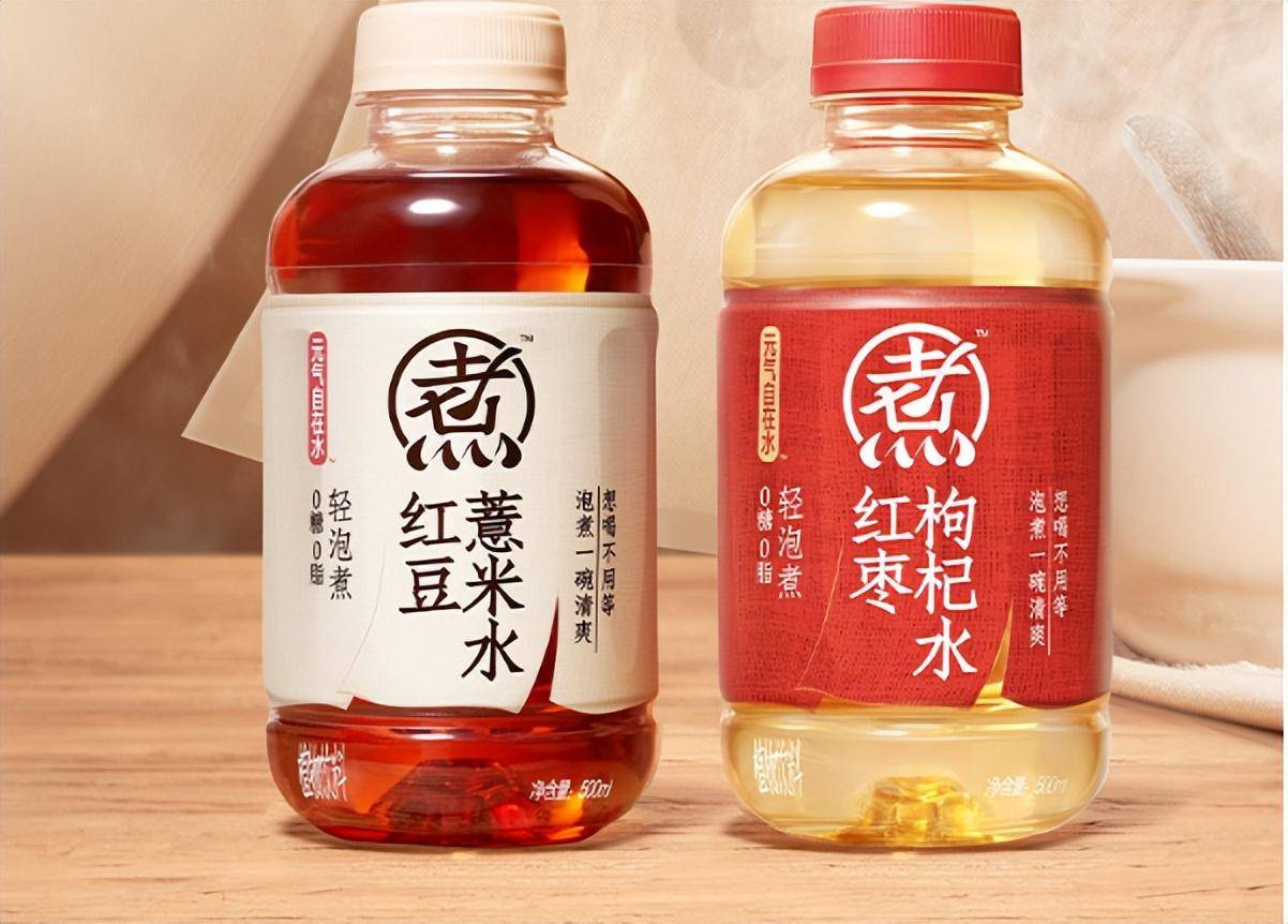 红豆薏米水由东北珍珠红豆搭配贵州薏仁米熬煮而成,轻盈身体,适用于