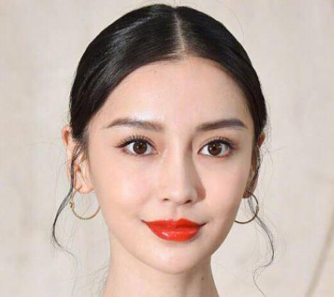 孟美岐这次的造型真的很清新,牛仔元素,活力又时尚,这个发型和妆容