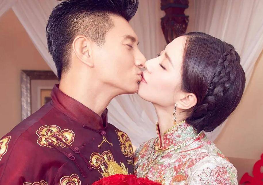 吴奇隆带娃探班刘诗诗从画面中可以看出,吴奇隆开车带娃探班刘诗诗