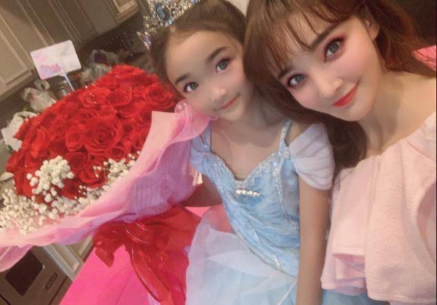 刘雨欣为女儿庆生,32岁穿粉色公主裙无违和感,女儿遗传她大眼睛_李蒙