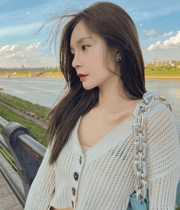 沈梦辰发美照,可爱妩媚尽显一身,背百元包背出高级感_相片_气质_身材