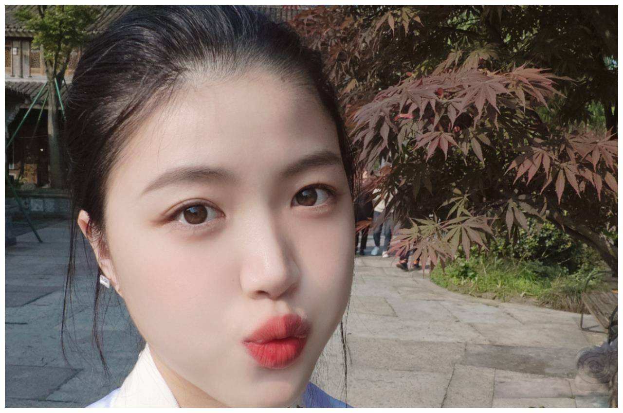 穿西服拍照故意露内衣,无缘亚运会或被迫退圈_杨茜_中国_杨谦