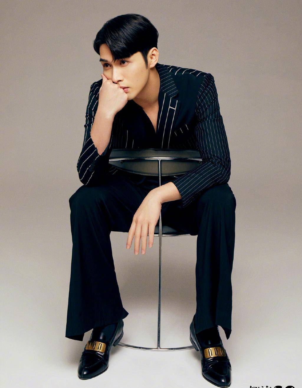 1月28日,张彬彬《智族gq》1月刊大片,简约米色空间,廓形西装,复古发型