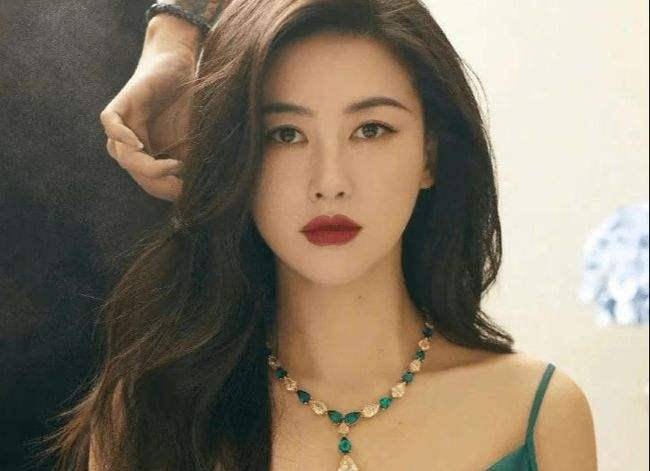 在《一起深呼吸》里饰演梁凯莉,她是病毒学专家,男主的前女友,自从前