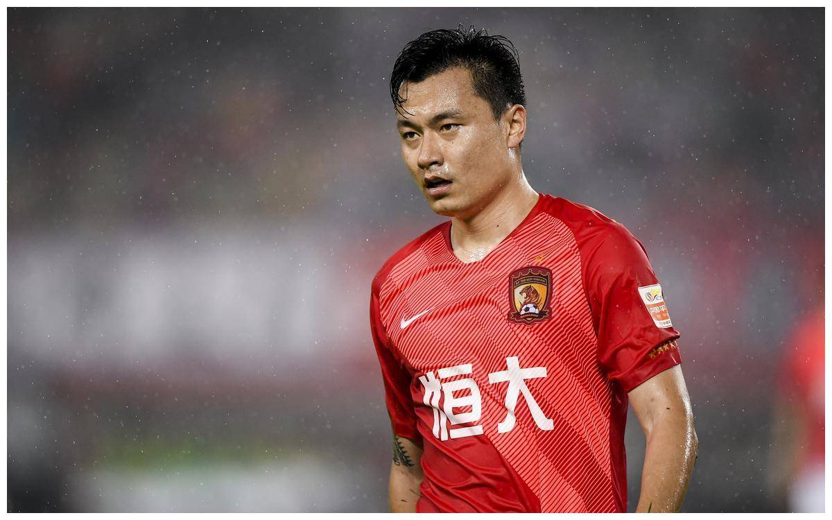 37岁郜林近况:恒大13冠功勋,妻子是深大校花,身材傲人韵味十足_深圳