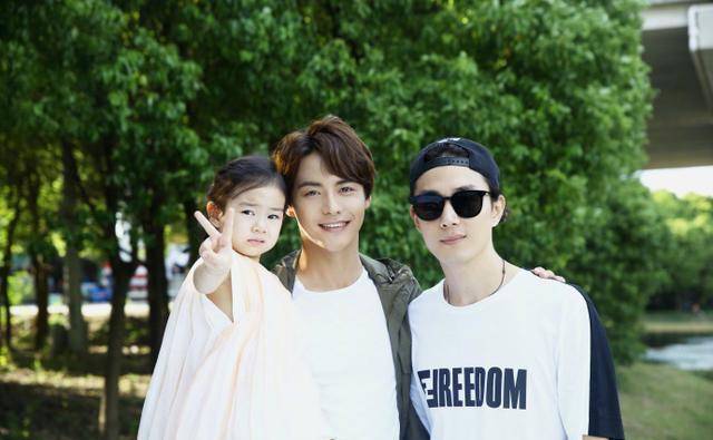 马天宇李承铉lucky合影,马天宇比李承铉黑好多,lucky和戚薇好像_话说