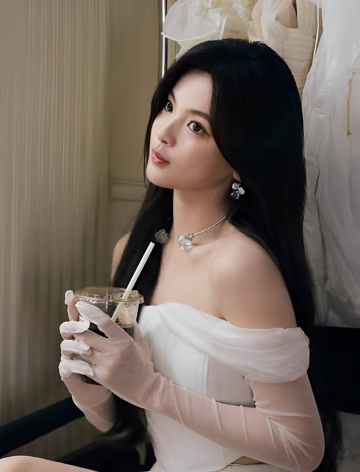 【独家】杨超越最新写真,白色公主风套装魅力十足,银色配饰点睛之笔!