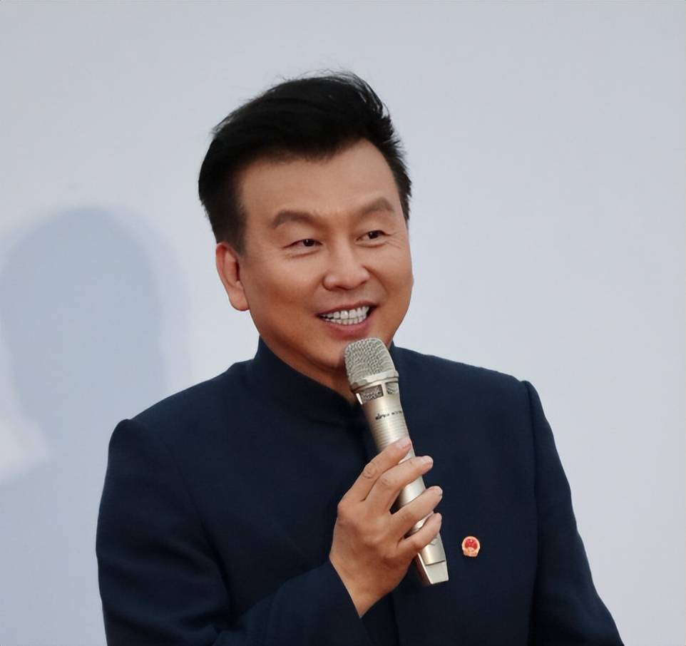 张泽群:直面热点,系第一个就新歌《罗刹海市》表态的央视主持人_刀郎