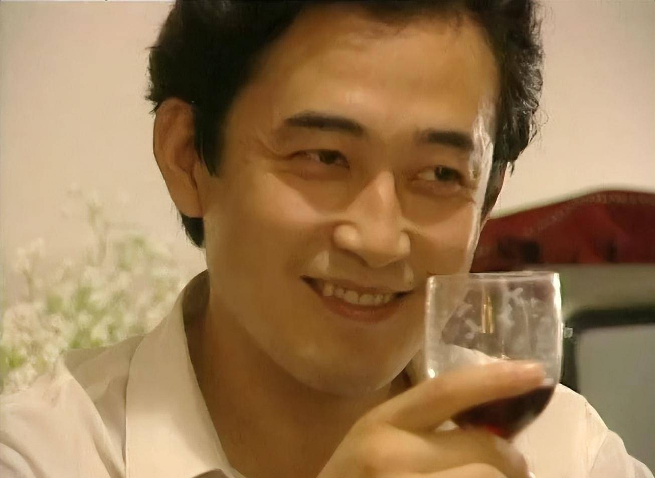 王志飞顺顺利利通过初试,却因为声带太年轻医生发现端倪,首战失利.