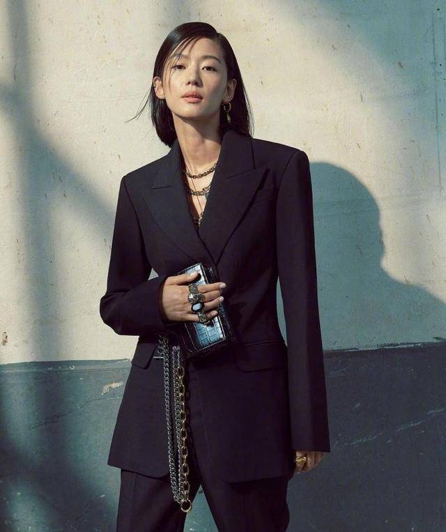 全智贤的颜值重回巅峰,黑色皮衣配上蓬蓬裙,帅气个性充满女人味_风格