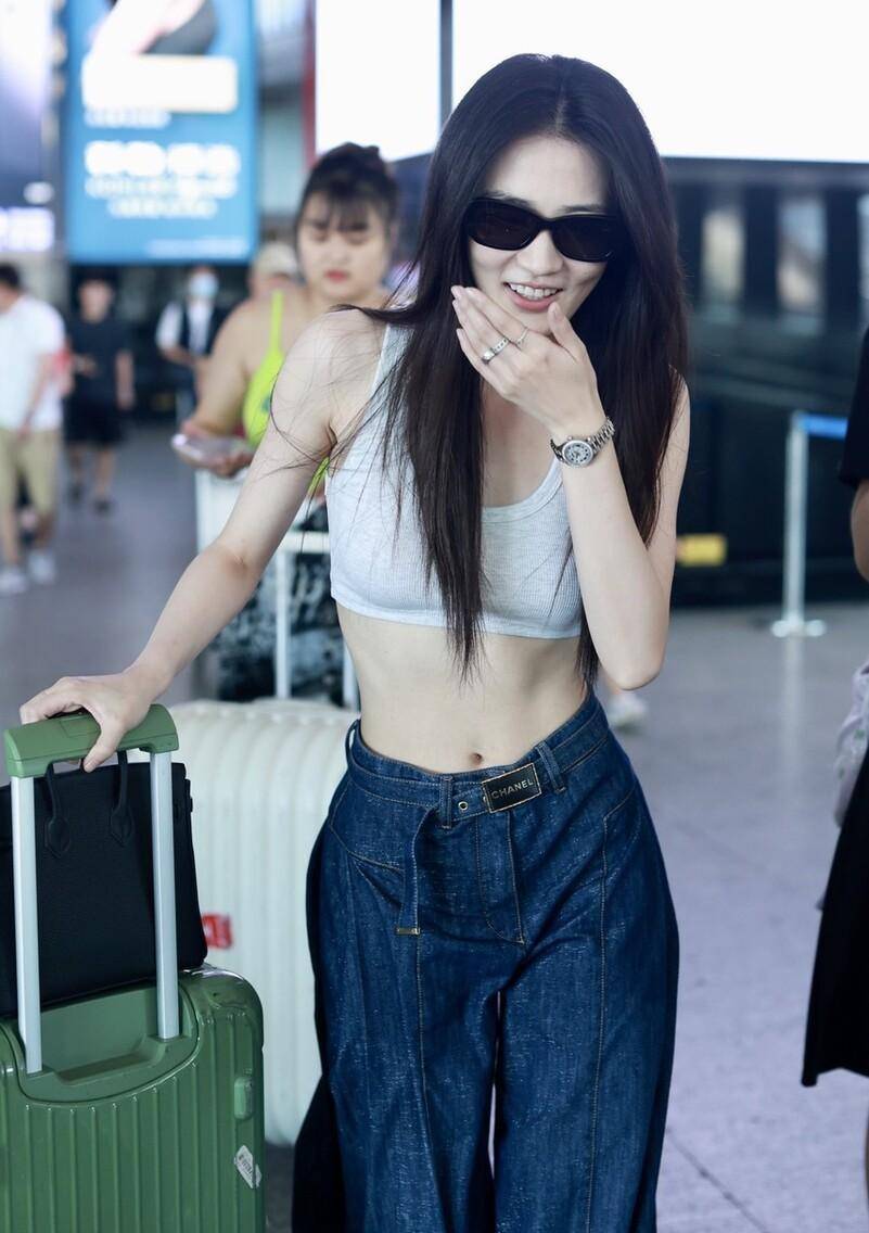 美少女徐璐在首都机场大秀好身材,时尚腕表太吸睛,价值不菲啊!