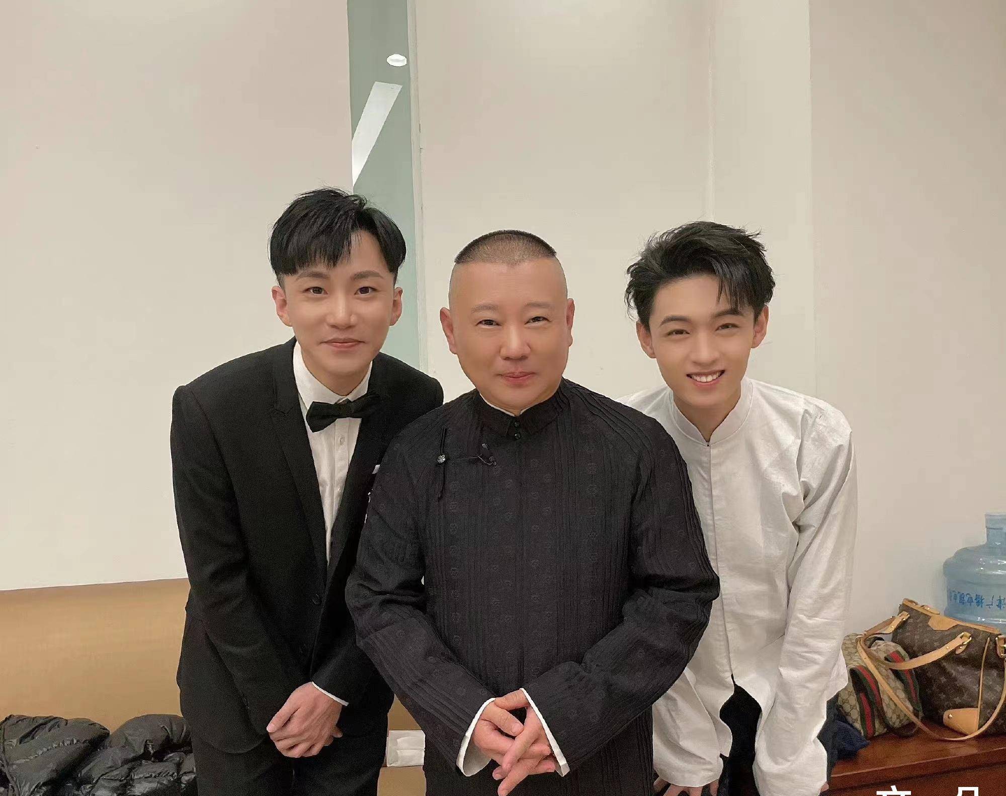 王鸥何九华疑似在一起,两人相差5岁,此前还参加过王鸥妹妹的婚礼