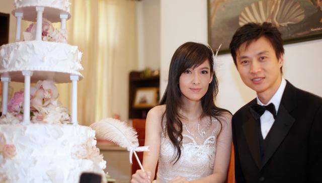 前港姐陈法蓉迎来52岁生日,演艺生涯一头短发叱咤香港影坛多年_杨俊毅