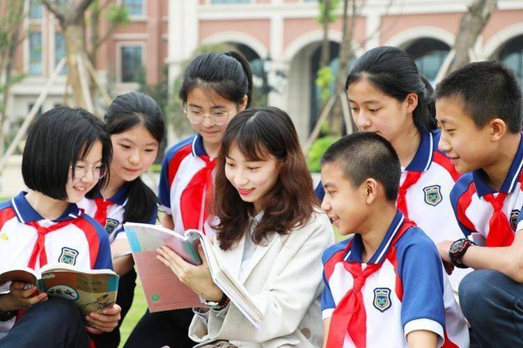 为了孩子的长期升学发展,给孩子择校成了不少家长的难题.