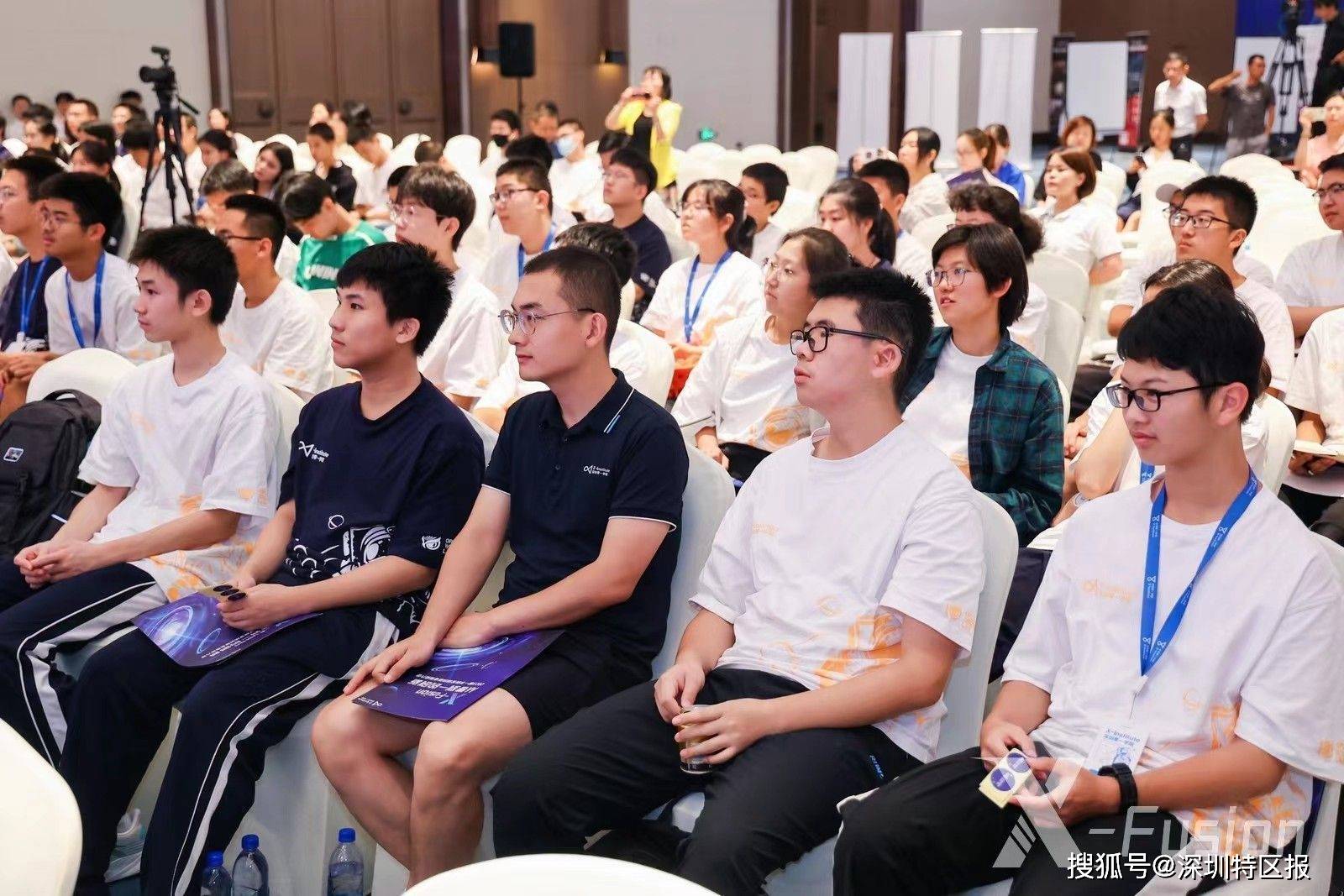 活动尾声,徐芦平温情寄语"零一少年","让你们心中创新的种子萌发,让