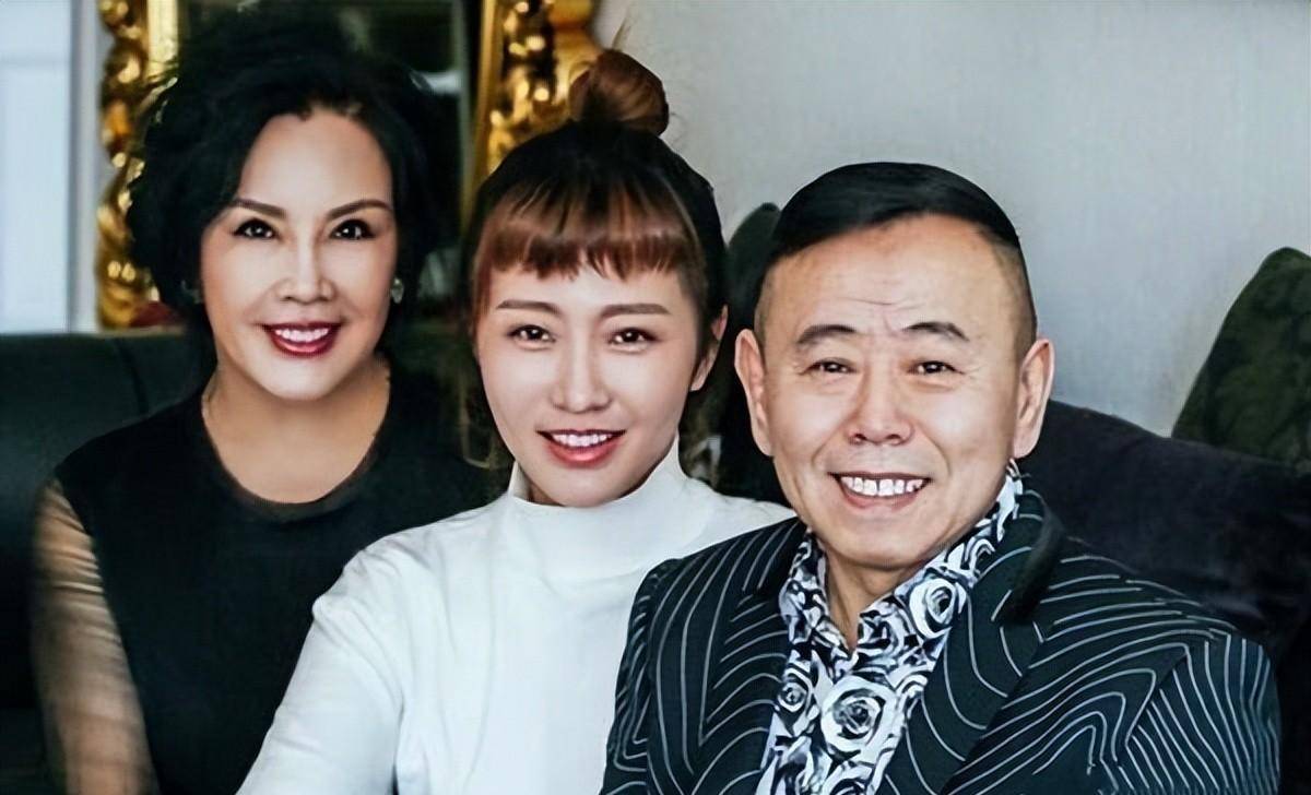 潘长江罕见晒全家福!