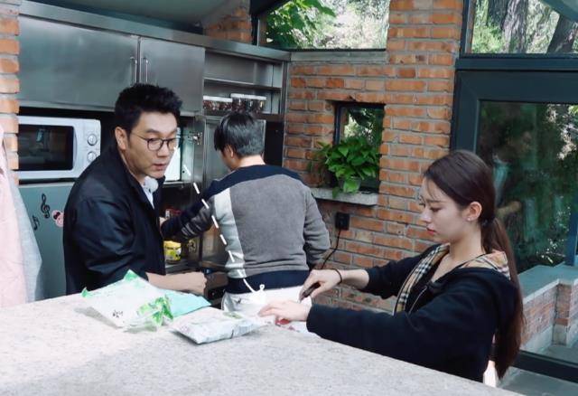 林依轮来做客,看到吉娜做饭一幕后感慨:你们这是过家家吗?
