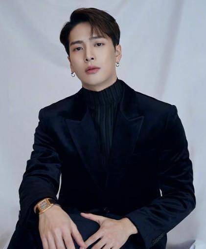 王嘉尔和戳爷意外合体!男神收割机,嘎嘎实锤_签名_的要求_经历