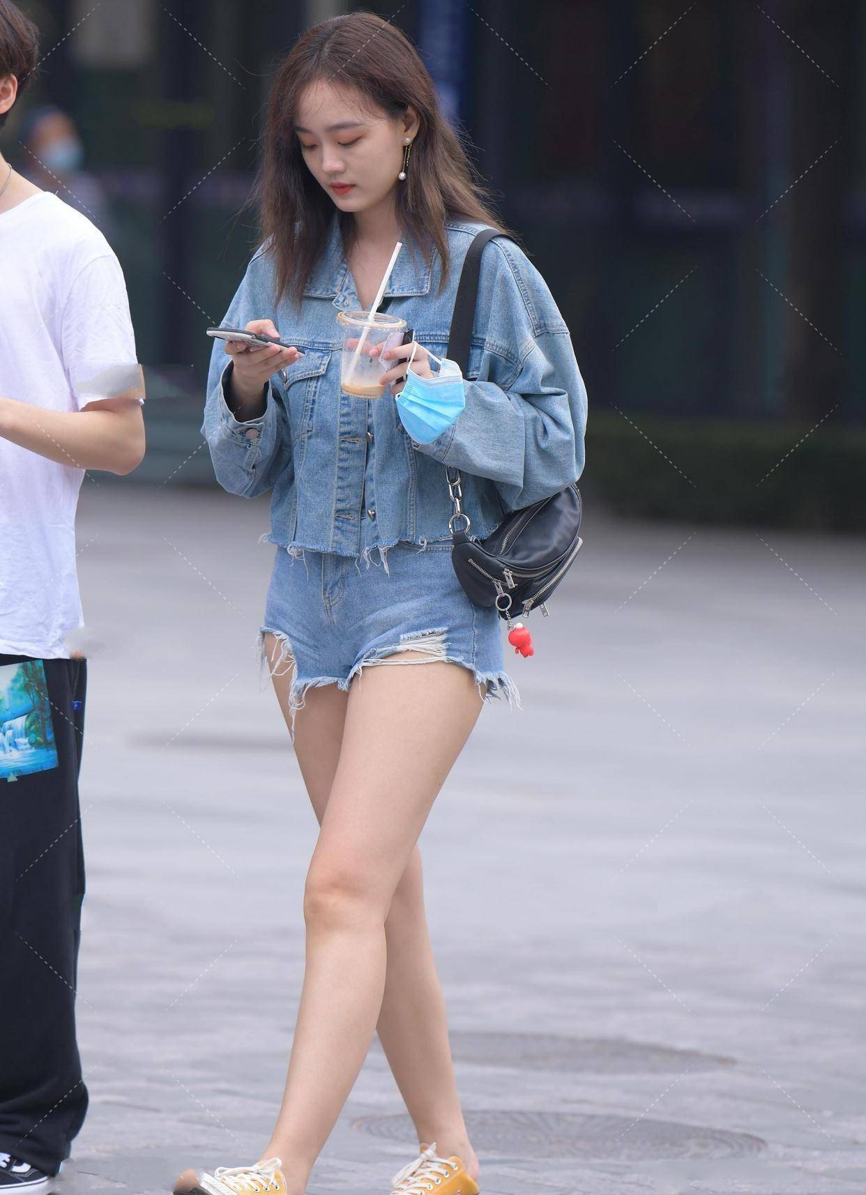 帅妹妹,黑吊带配马丁靴,尽显她的独特魅力_牛仔裤_设计_漂亮