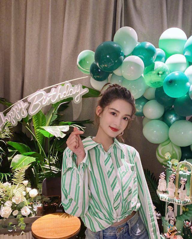 李沁晒生日美照,白衬衫配牛仔裙大秀美腿,妆容精致超漂亮_角色_评价
