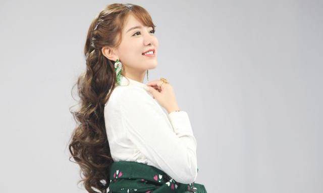 《浪姐2》最佛系的姐姐,不仅师从李双江,还是身家过亿的大富婆_阿兰