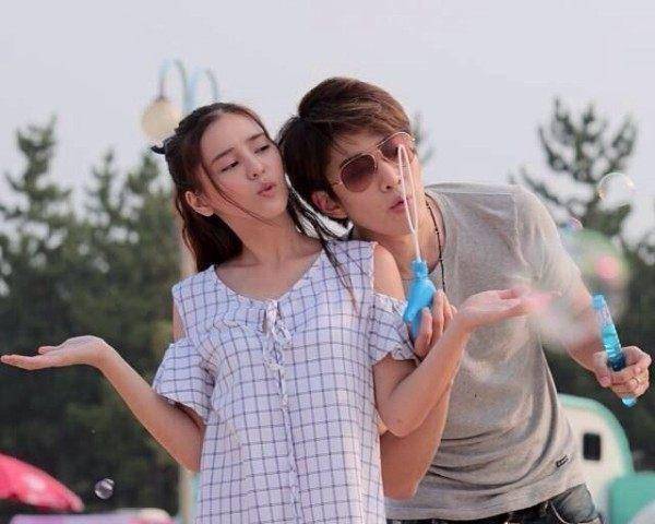 泰国荧幕情侣mike和aom,甜蜜合拍,颜值和衣品都在线,堪称情侣穿搭最佳