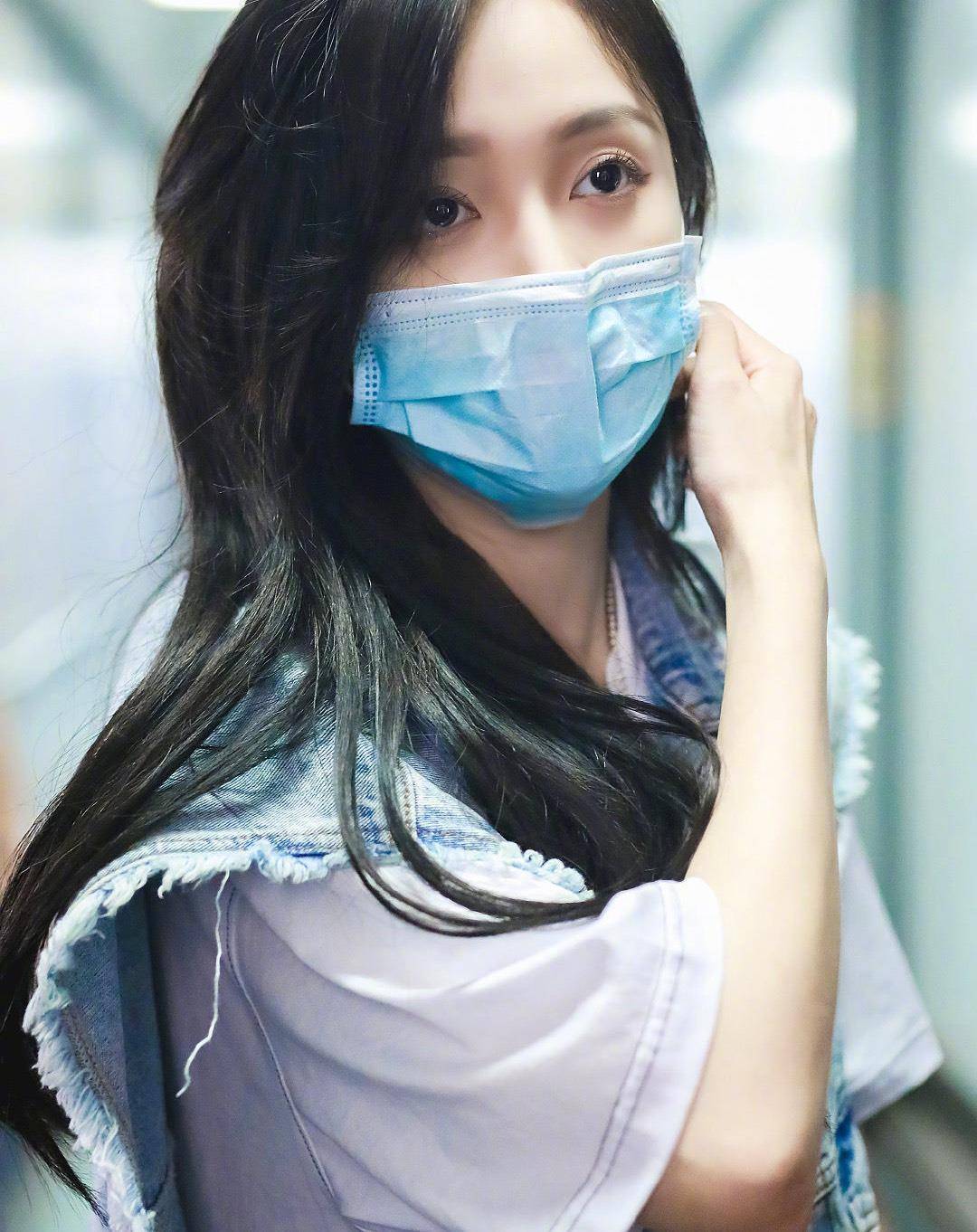 吴宣仪富到睡裤镶钻?