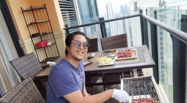 在自家阳台烧烤还带着墨镜,还挺讲究形象管理,仔细看,凌潇肃还带着