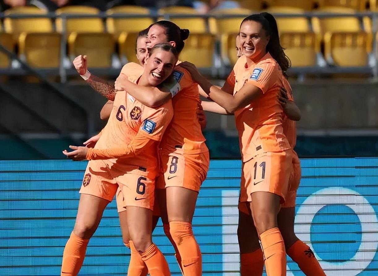 开场时,美国女足更为强势,不过连续2次皮球传到门前,亚历克斯·摩根和