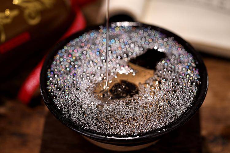 云南一大爷,将二锅头灌入茅台酒瓶,拿去让专家鉴定,结果咋样?