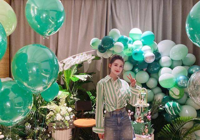 31岁李沁晒生日美照,白衬衫配牛仔裙大秀美腿,妆容精致超漂亮_角色