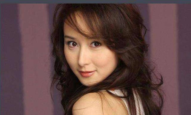 她戏里戏外都嫁入豪门,资助拍摄人民的名义,成就自己艺术第二春_胡静