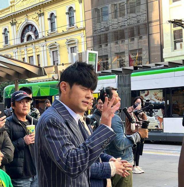 周杰伦墨尔本街头录制新综艺,身材发福,被吐槽苍老油腻