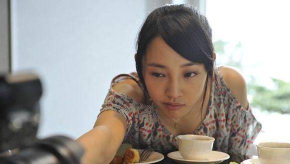 "如今白百何出轨爆出后,工作处于停摆状态,但是王珞丹无论是面对曾