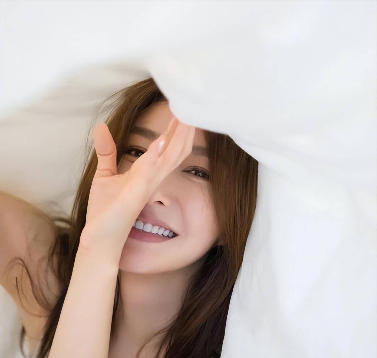 42岁秦岚晒独居生活照火了:全屋奢华,穿黑色连衣裙苗条曲线_紧身_装饰