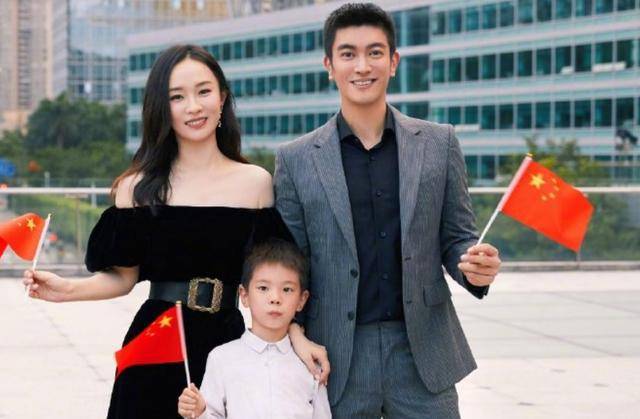杜江和霍思燕结婚后生下一个儿子嗯哼,一家三口十分幸福有爱.