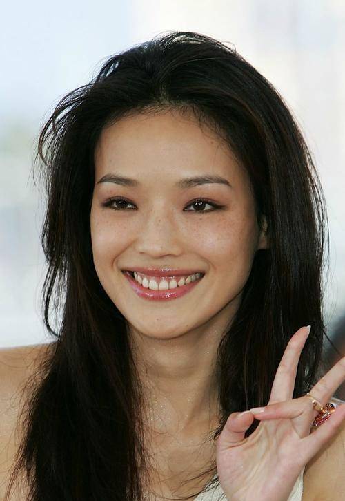 大嘴巴单看并没有多么好看,但在舒淇的脸上却显得格外和谐.