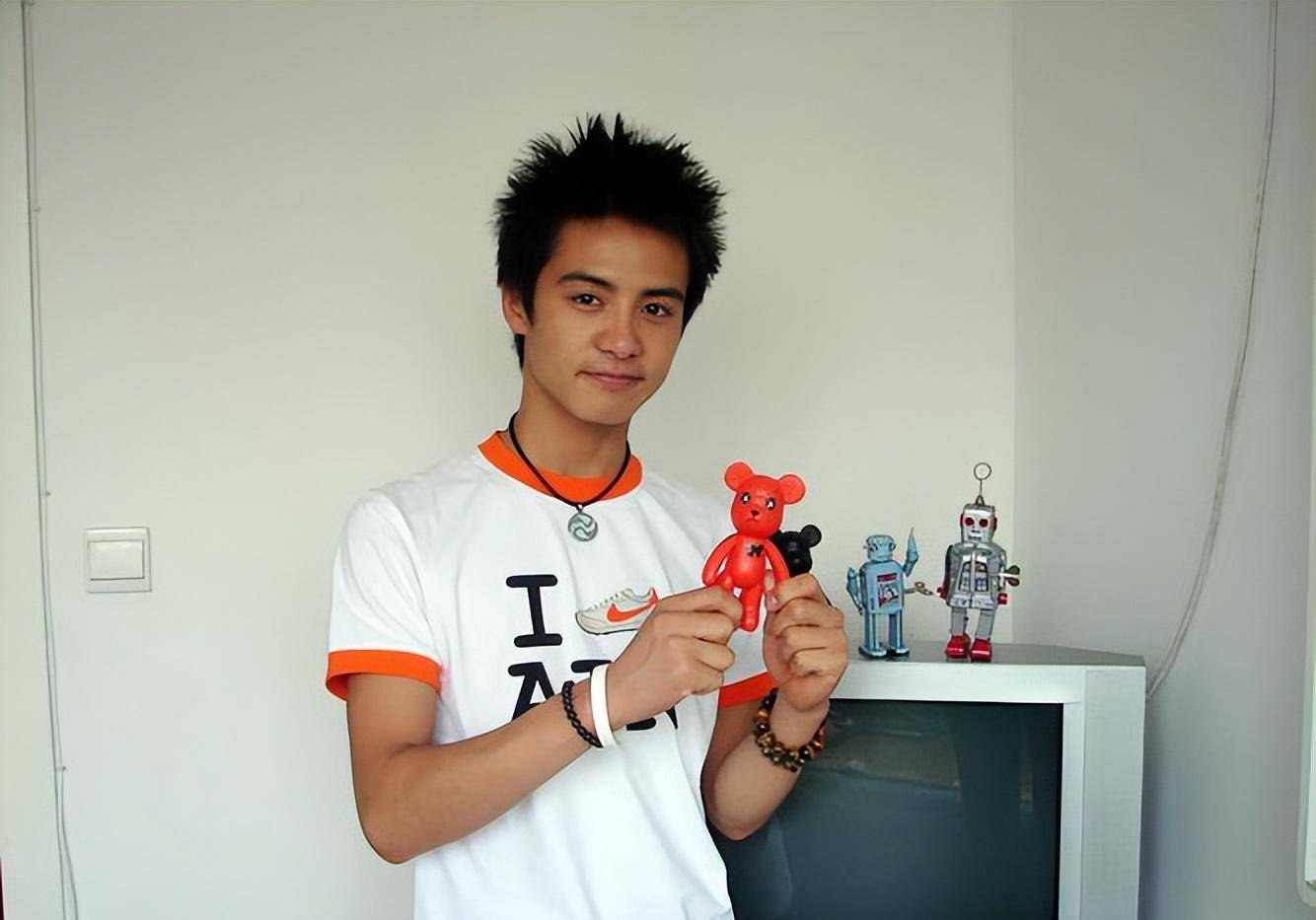 马天宇也在考上电影学院后,签约了唱片公司随后发行了第一张专辑