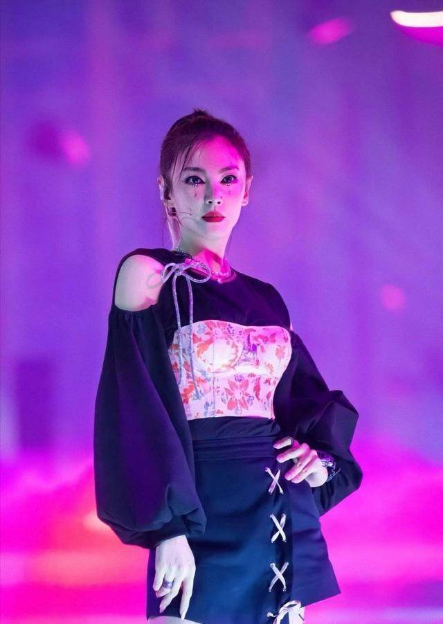 《乘风破浪的姐姐》白冰被官博打马赛克,有瓜还是工作人员失误?