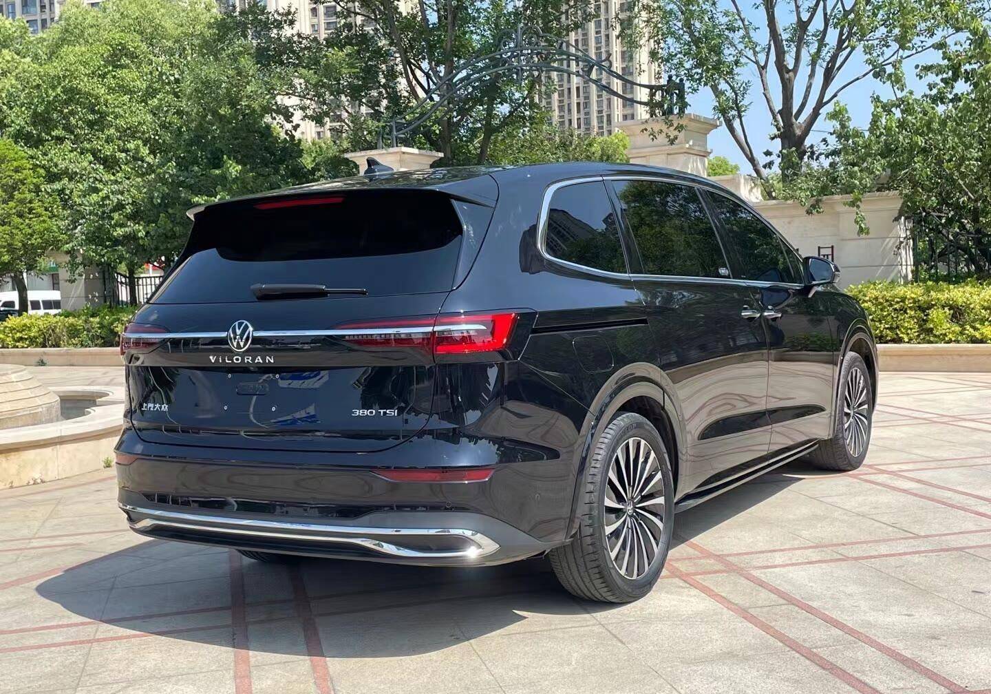 车尾部分,大众威然采用了简洁的设计风格,尾灯组采用