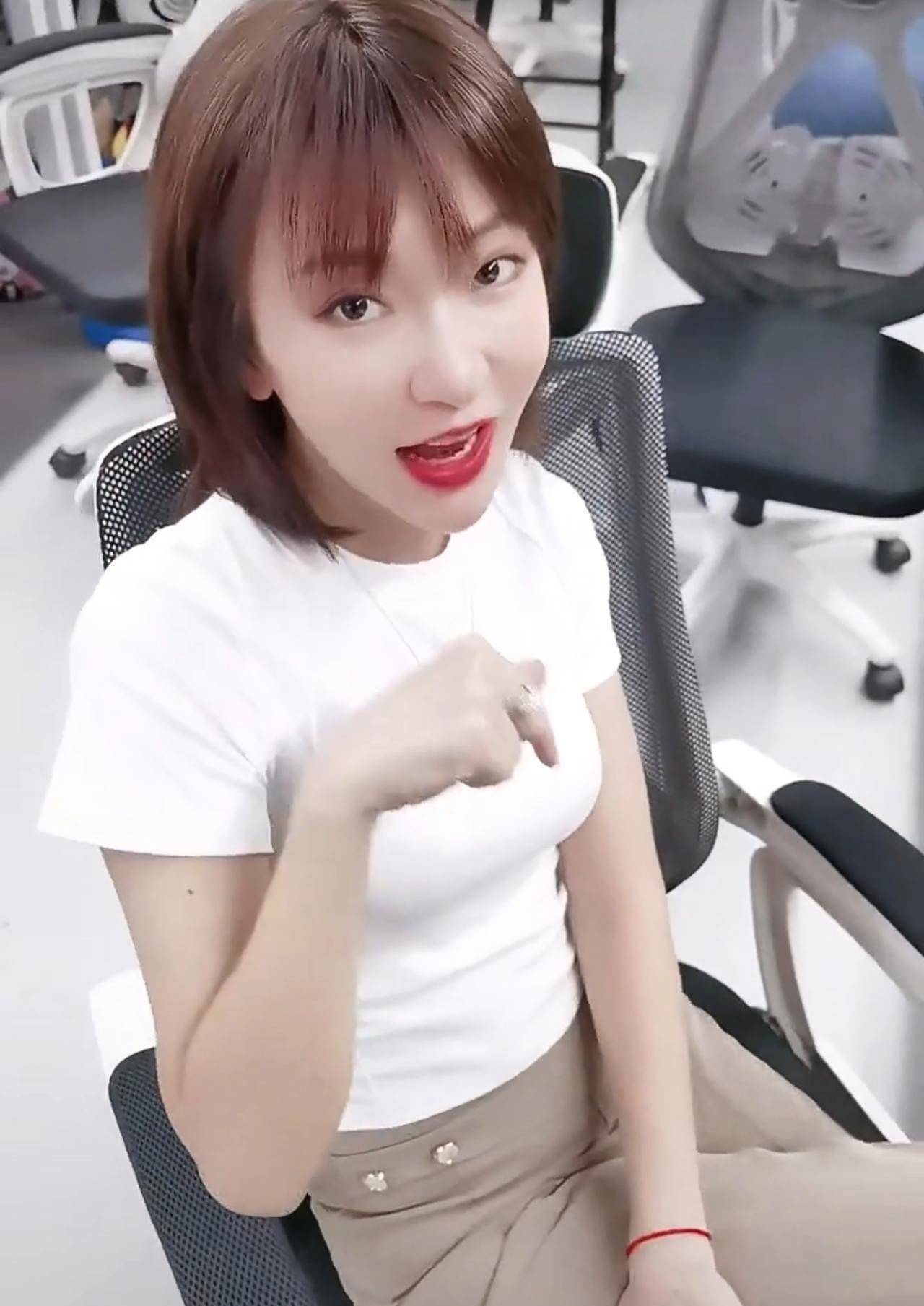的演员们除了拍戏,还经常在直播平台上晒出小视频,其中毕畅,翟星月,金