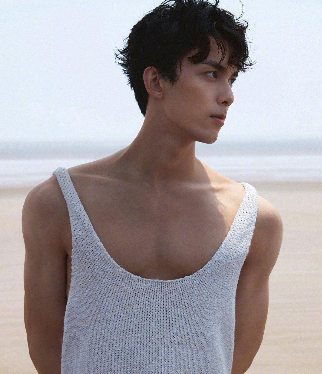 吴磊的leo杂志大片曝光,八块腹肌可迷人,粉丝:孩子长大了呀～_黑色