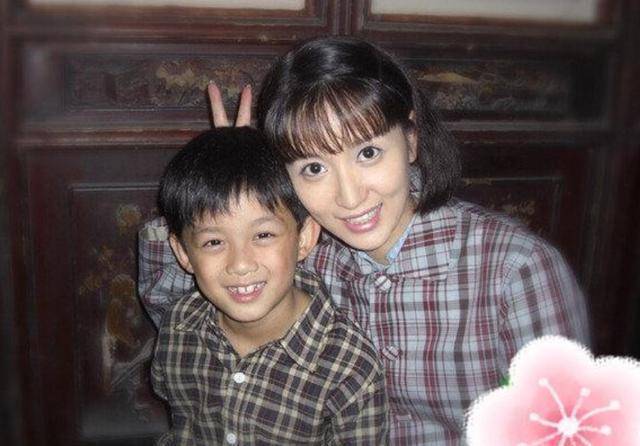 2009年,28岁的张萌主演了电视剧《风雨雕花楼》,那时候的吴磊才10岁的