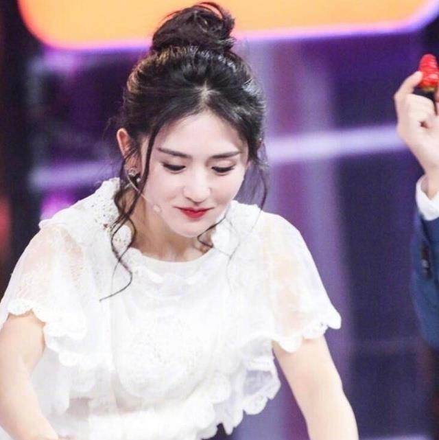 五款发型青春又减龄,欧阳娜娜扎马尾很俏皮,谢娜很少女_额头_自然