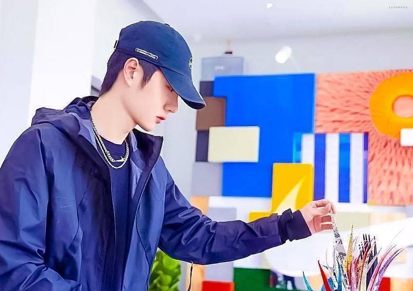 王一博看到偶像的反应太真实,不断傻笑夸赞不停,完全化身小迷弟_表演