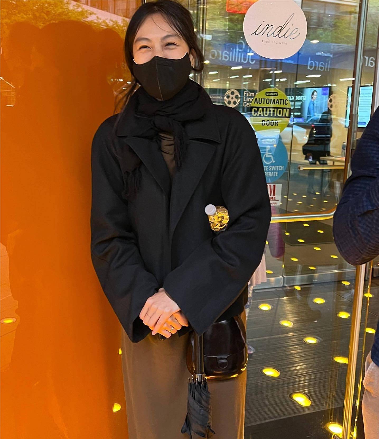 甩掉男神赵寅成,死心塌地追随大22岁男友,金敏喜状态却越来越好_黑色