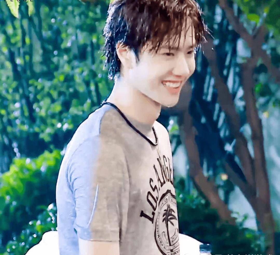 王一博水下憋气!湿发造型,网友表示:不敢看!_钱枫_汪涵_电视剧