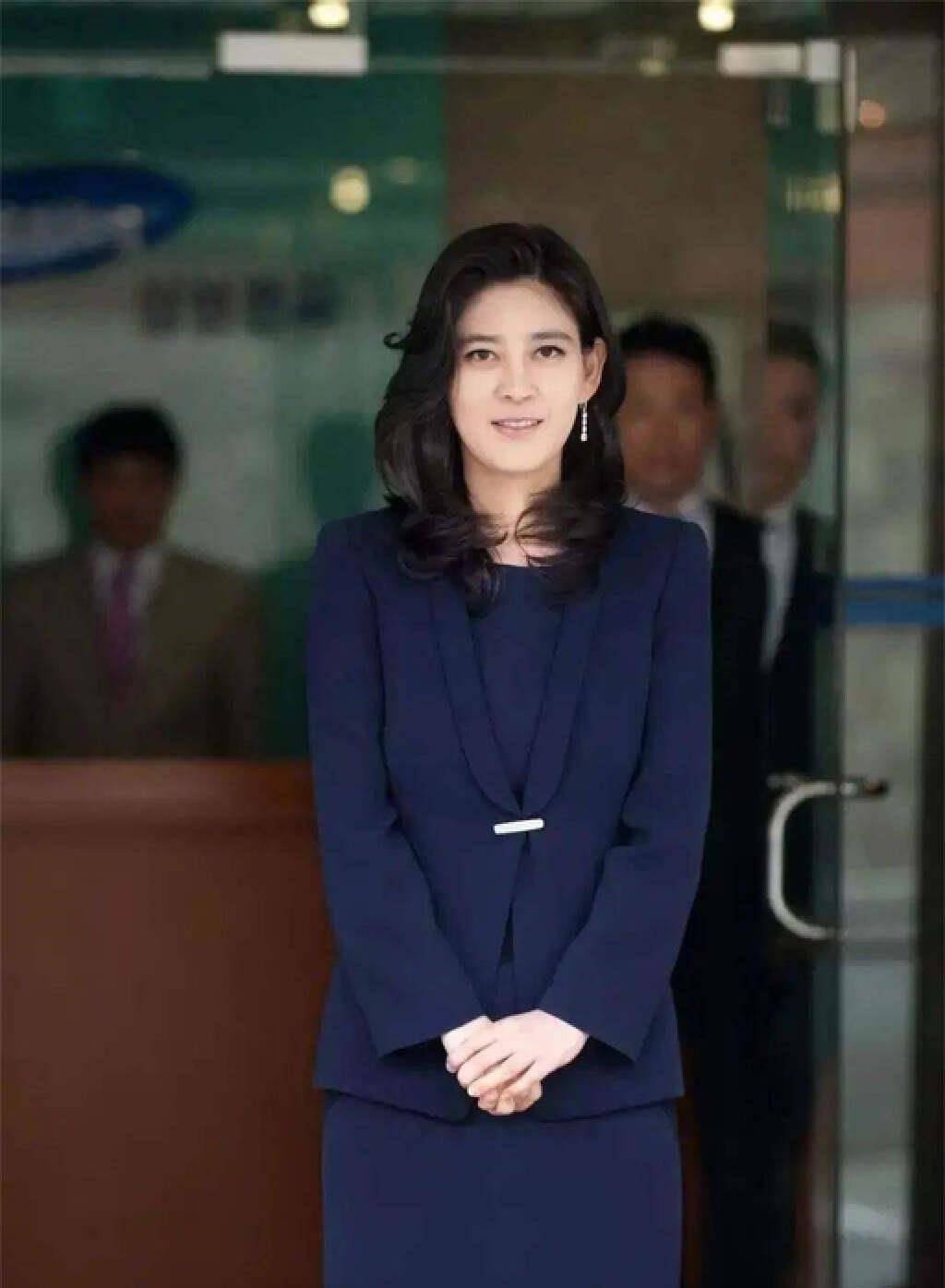 中年职场穿搭还要看国外女首富李富真:基础色,戴配饰,体面高级_颜色