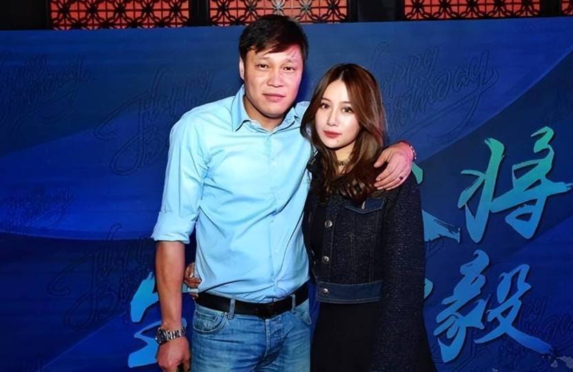 让我们来谈一谈范志毅现任妻子张梦瑾吧!两人相遇于一次朋友的聚会上.